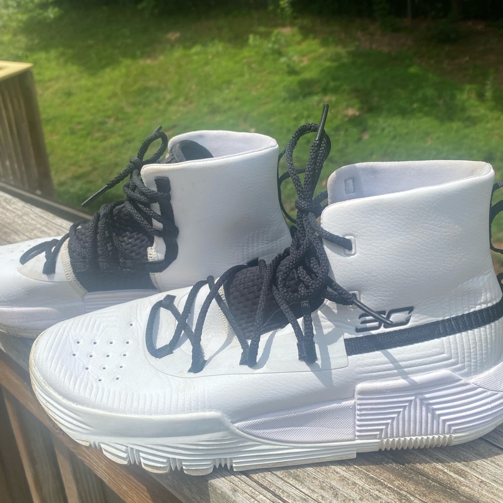 Under Armour SC 3zero II basketball shoes. Size 7Y,equivalent=women’s size 9.